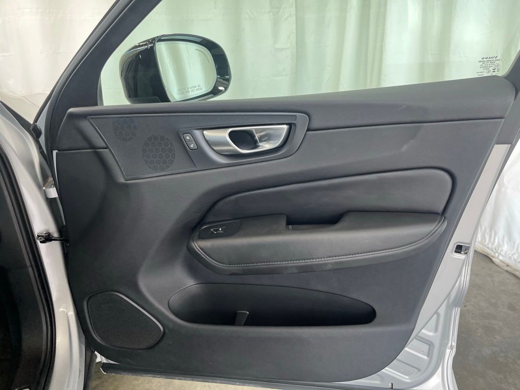 2024 Volvo XC60 B5 Core photo 9