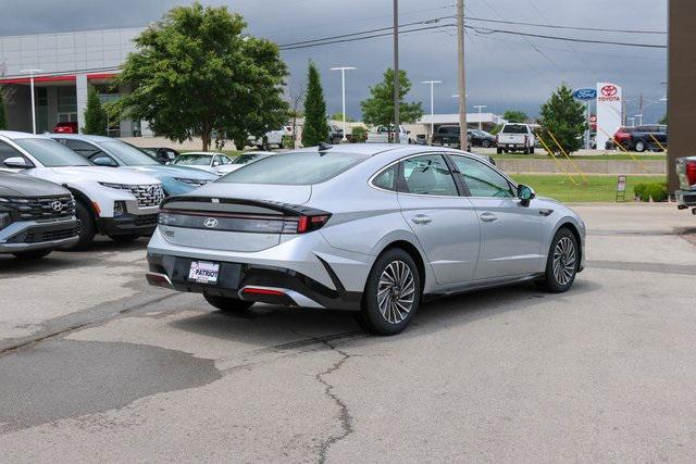 New 2025 Silver Hyundai SEL image 3