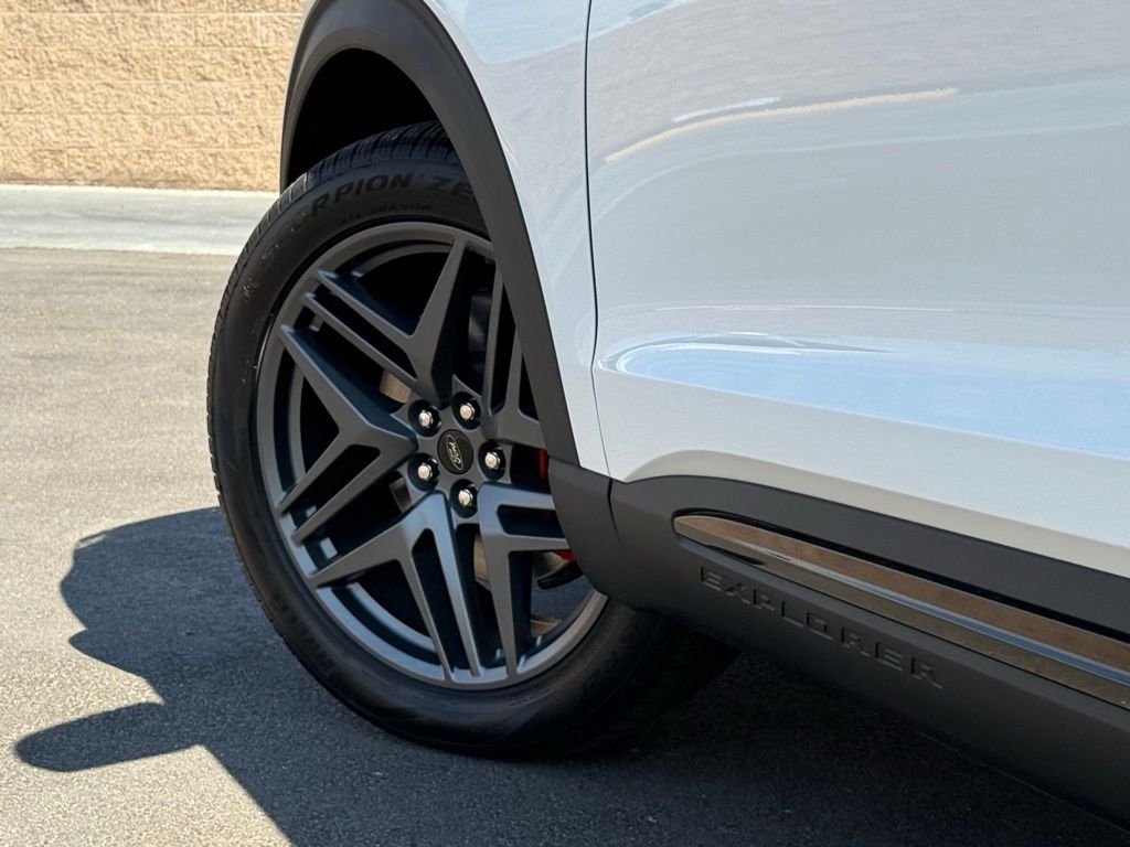2025 Ford Explorer ST-Line photo 16