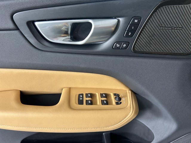 2025 Volvo XC60 B5 photo 18