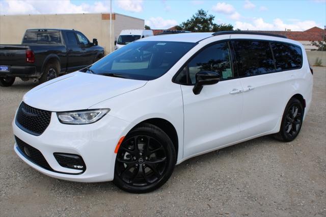 2026 Chrysler Pacifica Select's photo