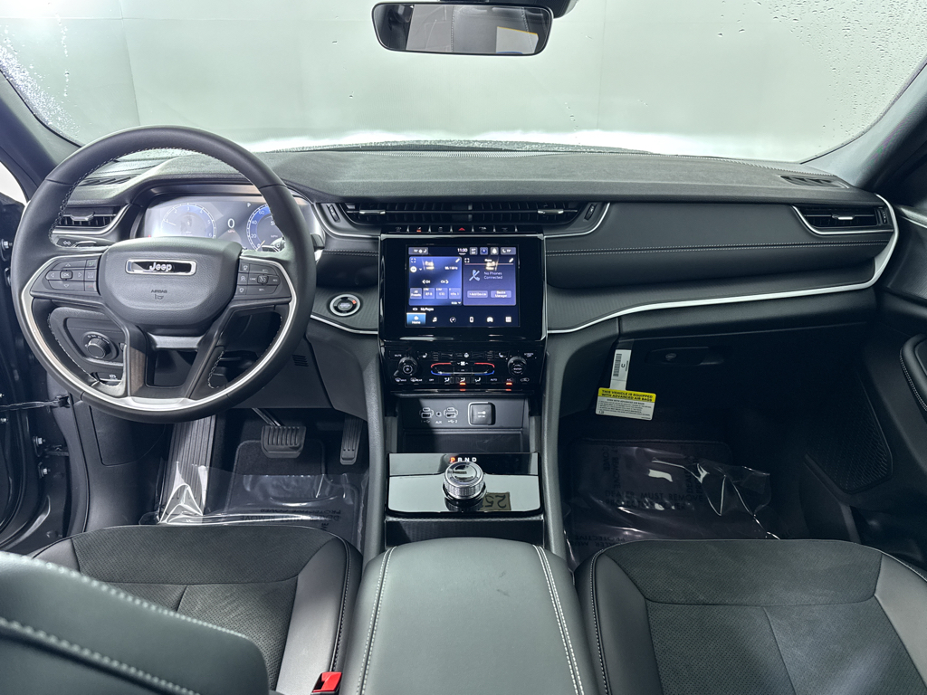 2025 Jeep Grand Cherokee Laredo Altitude photo 2