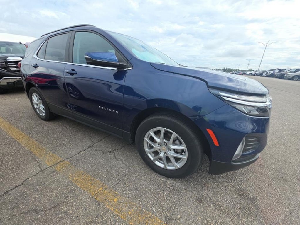 2022 Chevrolet Equinox LT photo 2