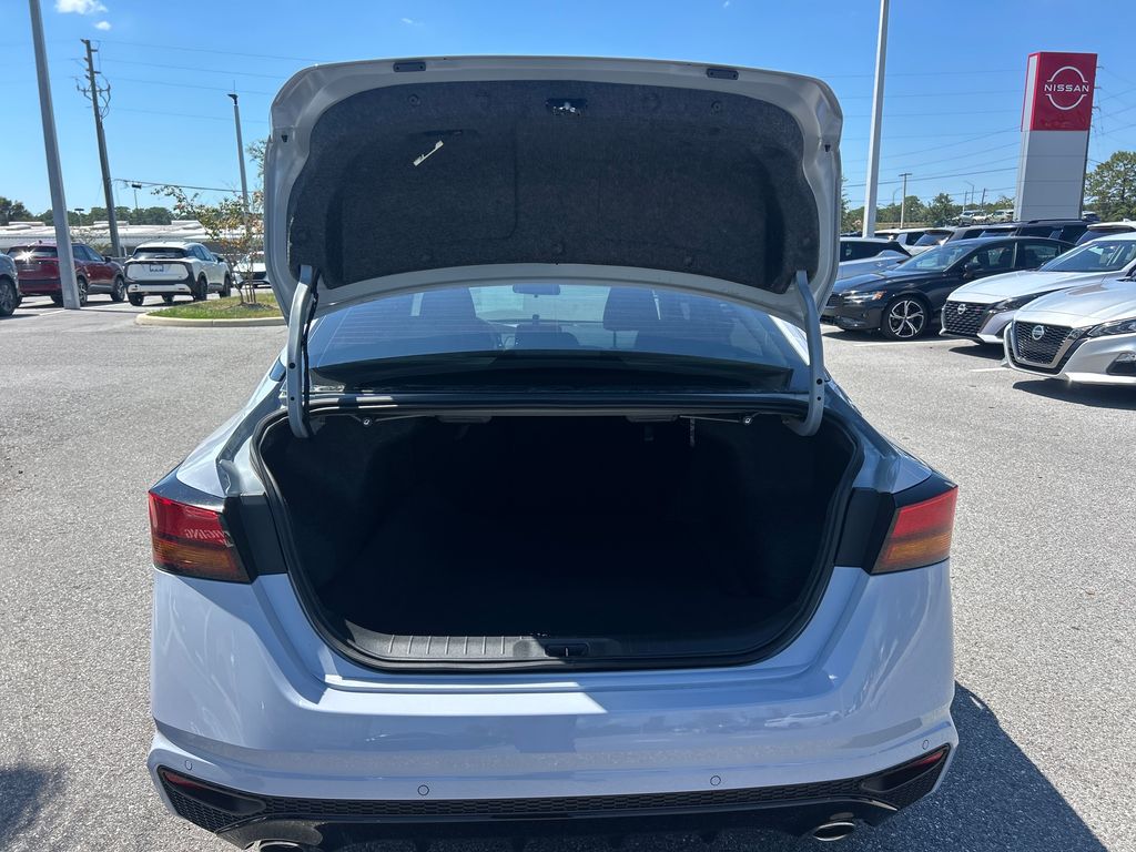 2025 Nissan Altima 2.5 SR photo 9