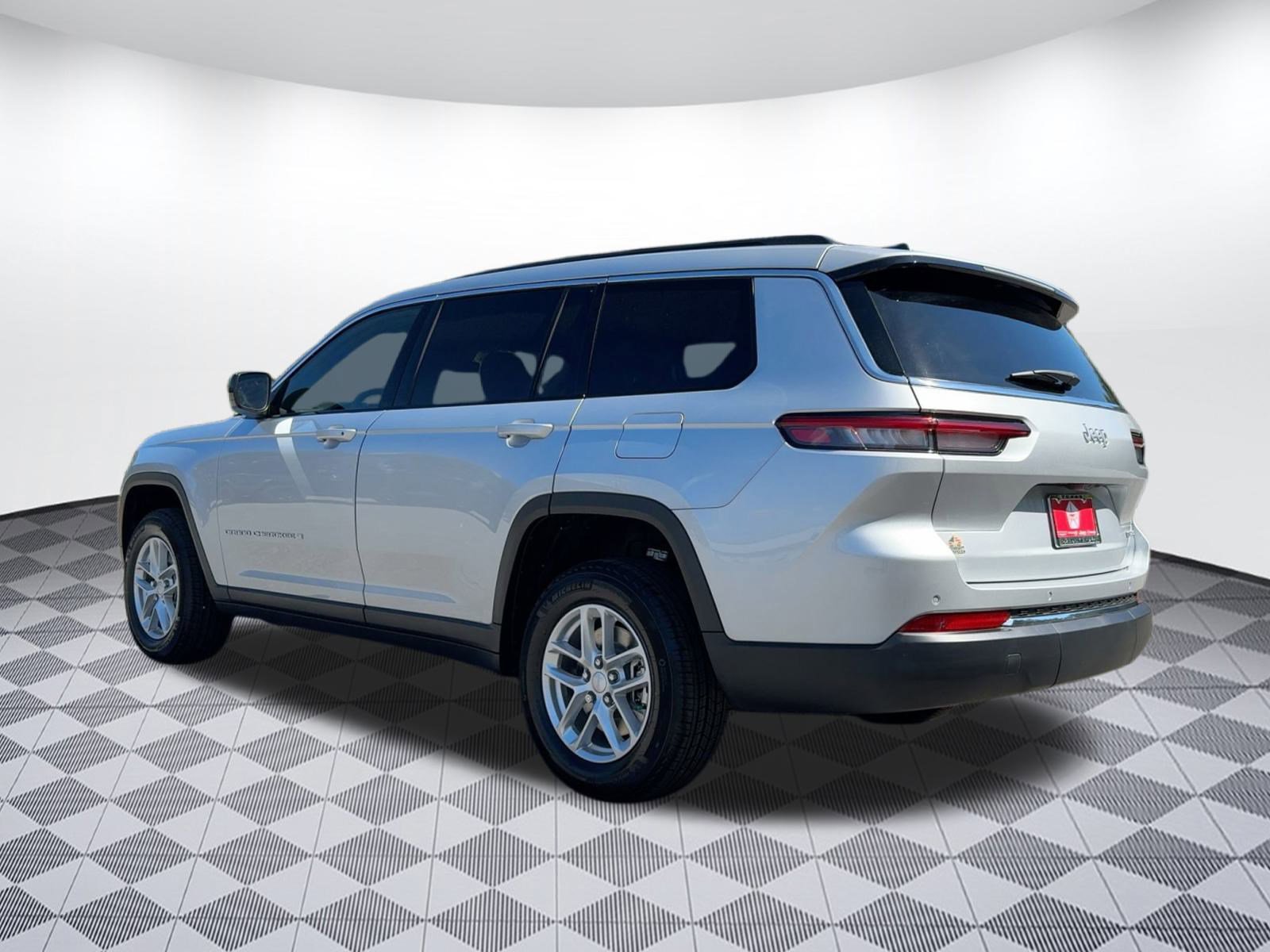 2025 Jeep Grand Cherokee Laredo photo 2