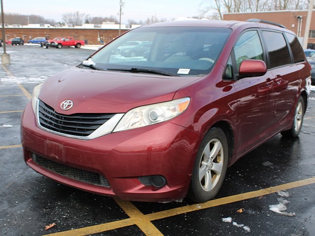 2012 Toyota Sienna LE photo 2