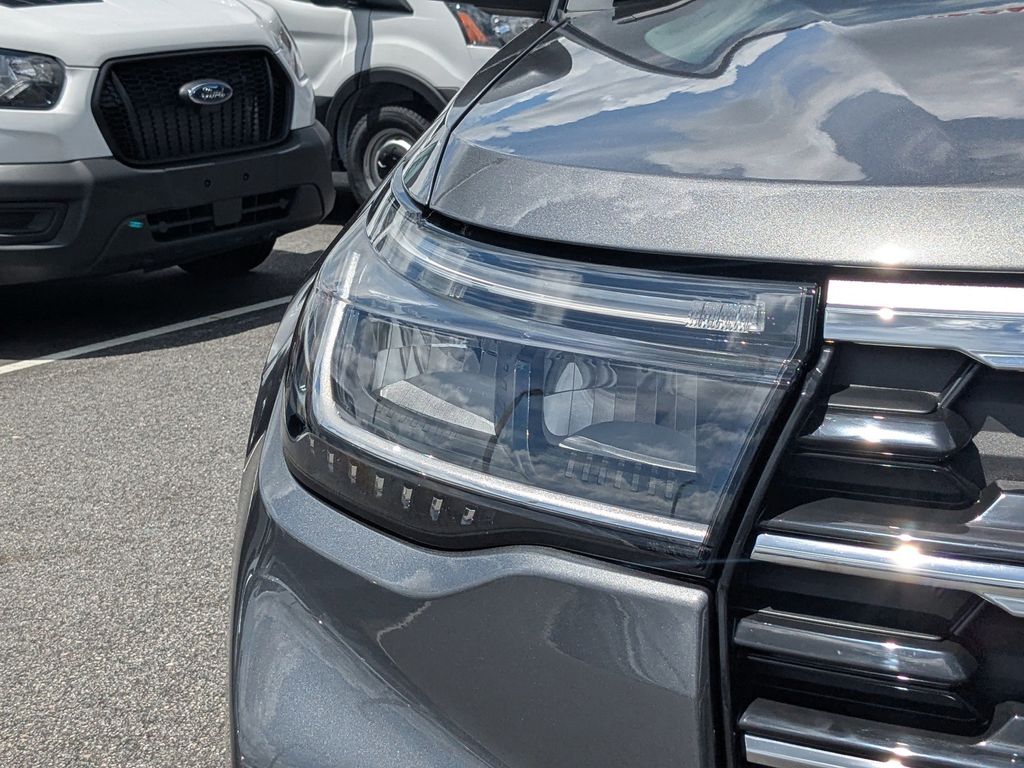 2025 Ford Explorer photo 8
