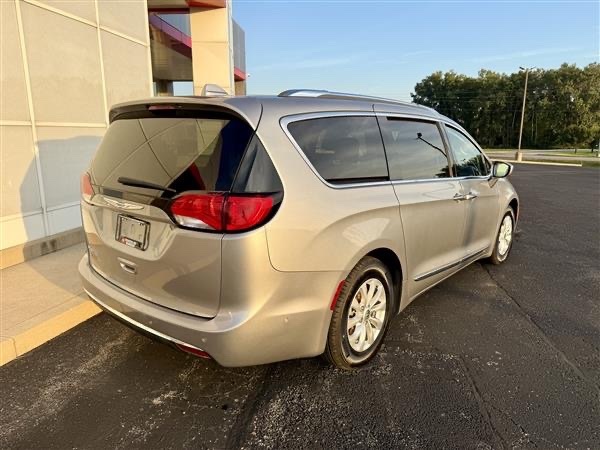 2018 Chrysler Pacifica Touring L photo 2