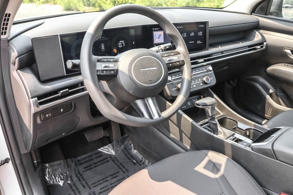 2025 Hyundai Tucson SE photo 3