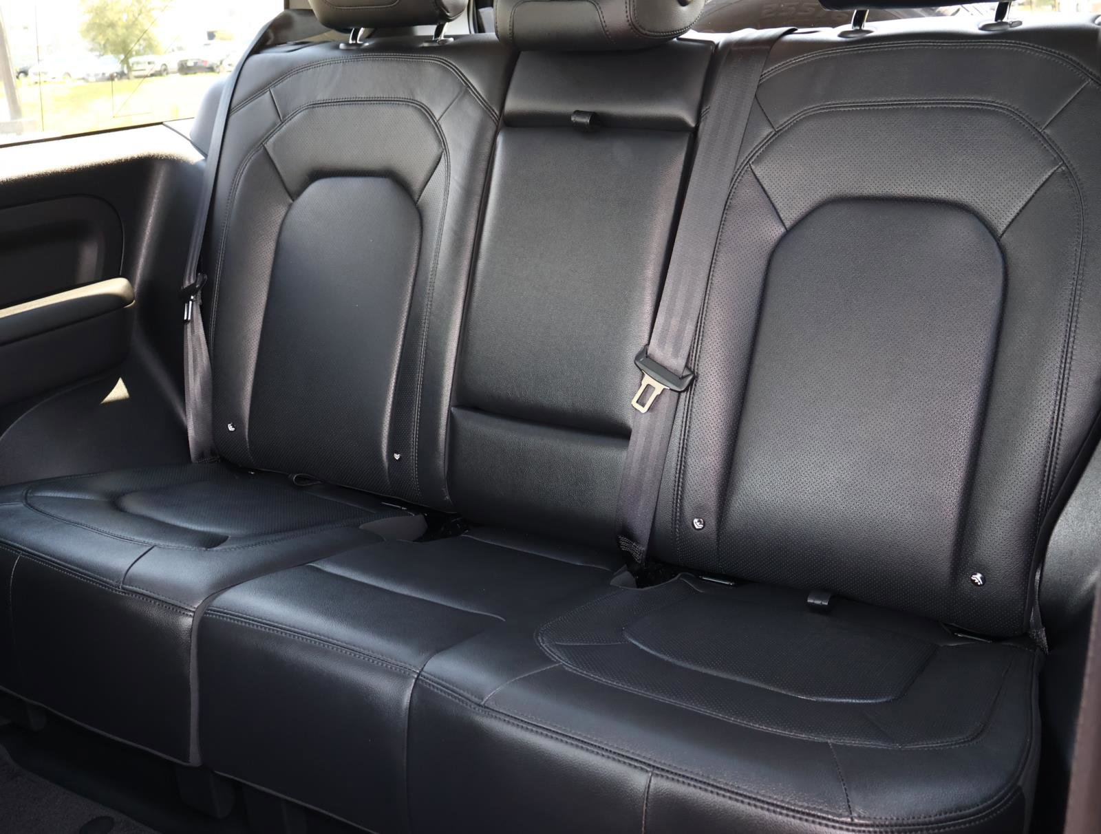 2024 Land Rover Defender S photo 17
