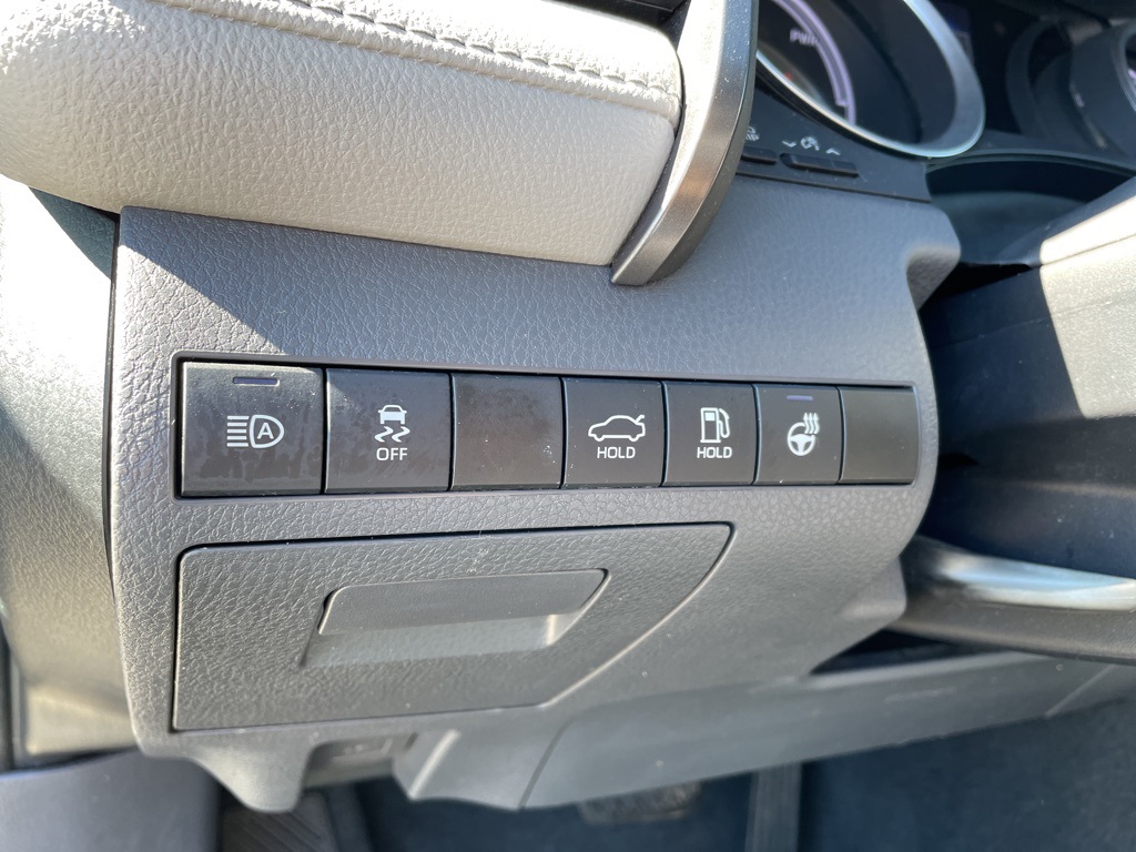 2021 Toyota Camry Hybrid LE photo 6
