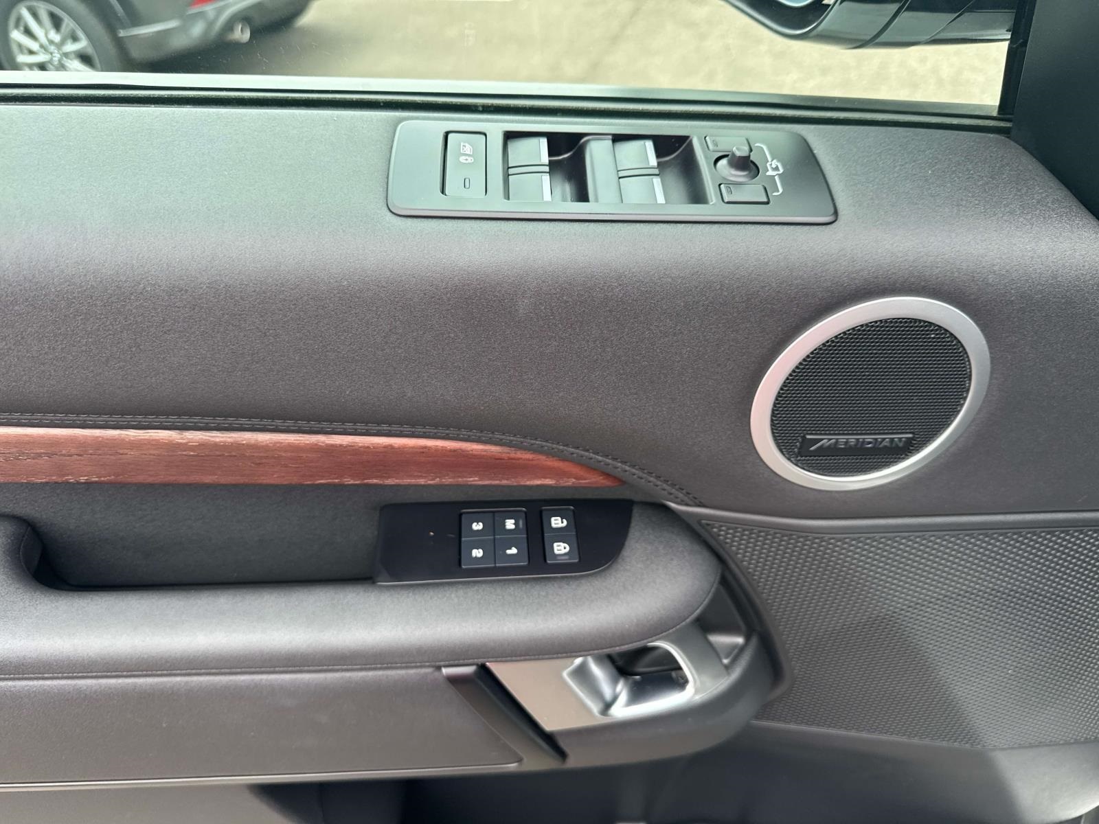 2024 Land Rover Discovery S photo 15