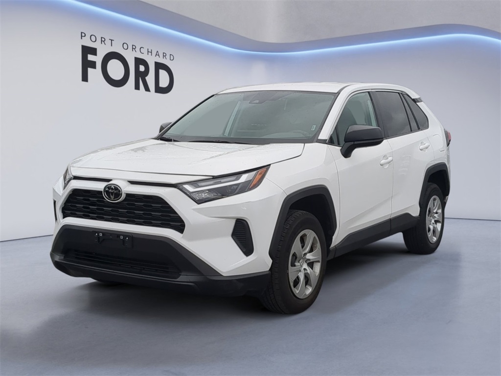 2023 Toyota RAV4 LE's photo