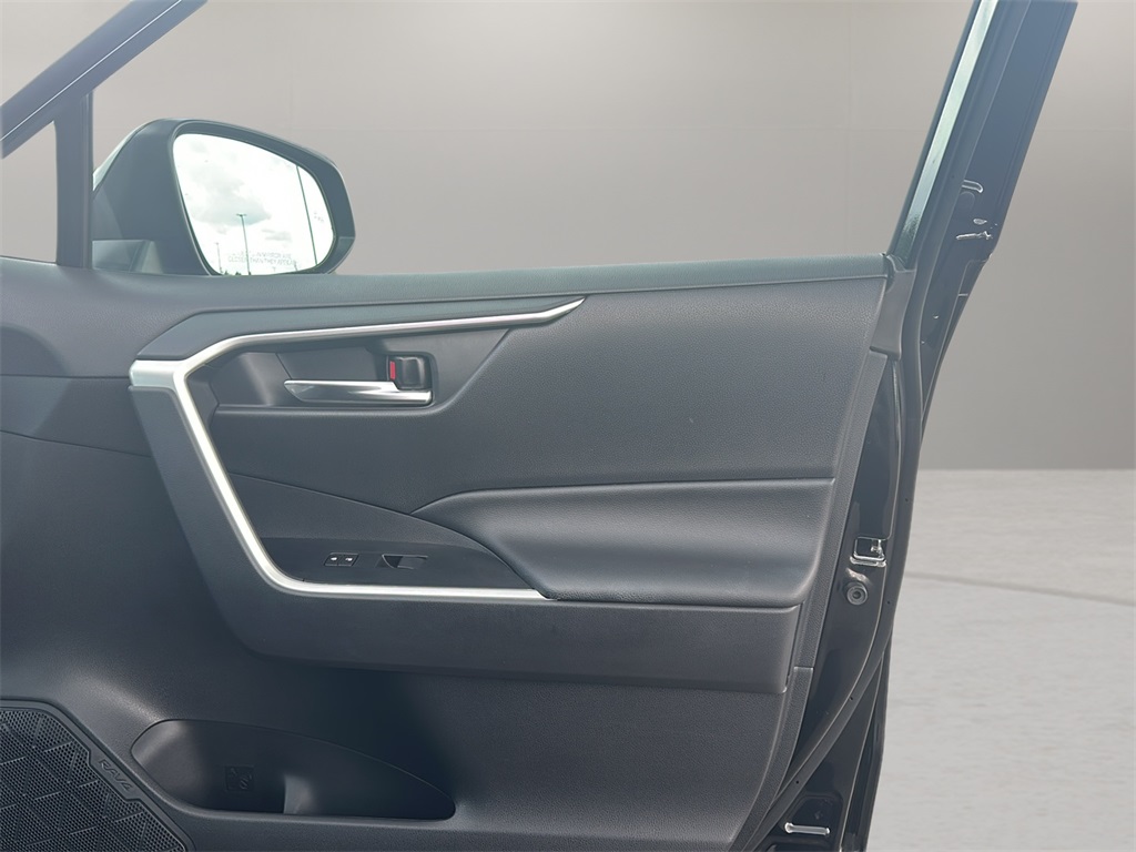 2021 Toyota RAV4 Hybrid XLE photo 23