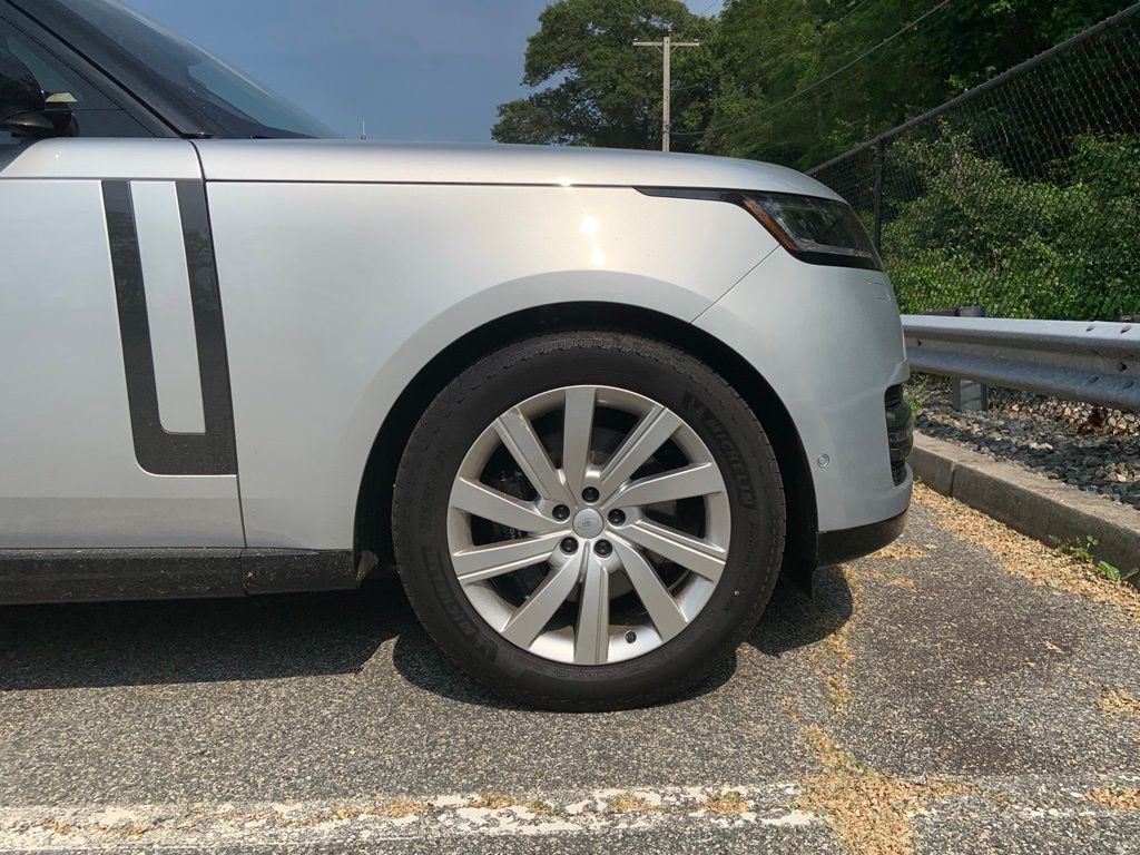 2024 Land Rover Range Rover SE photo 11