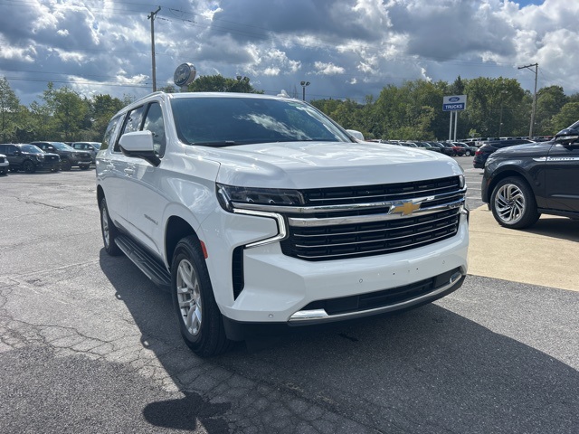2023 Chevrolet Suburban LT photo 2