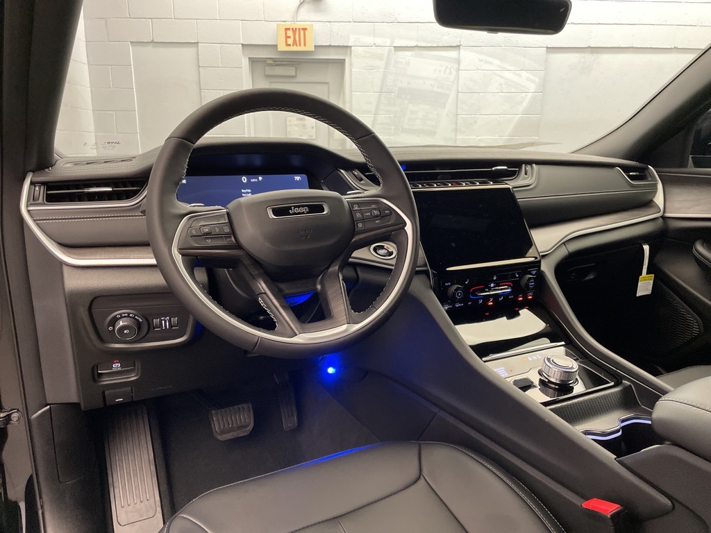 2025 Jeep Grand Cherokee Limited photo 8