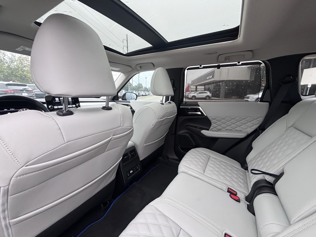 2024 Mitsubishi Outlander PHEV Platinum photo 14