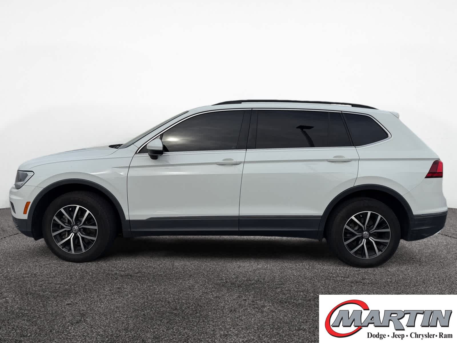 2021 Volkswagen Tiguan R-Line Black SEL photo 2