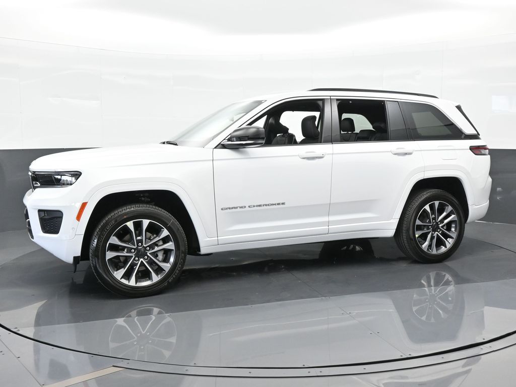 2024 Jeep Grand Cherokee Overland photo 2