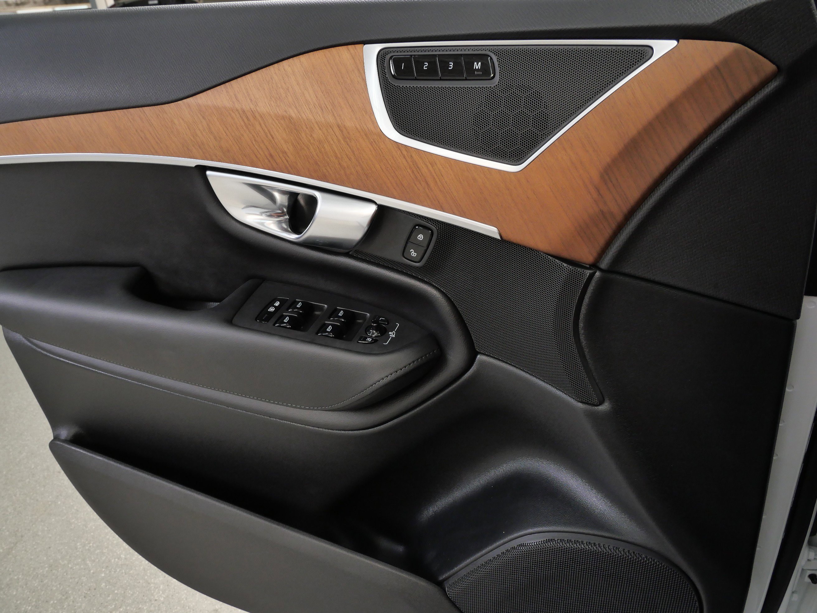 2025 Volvo XC90 Plus photo 30