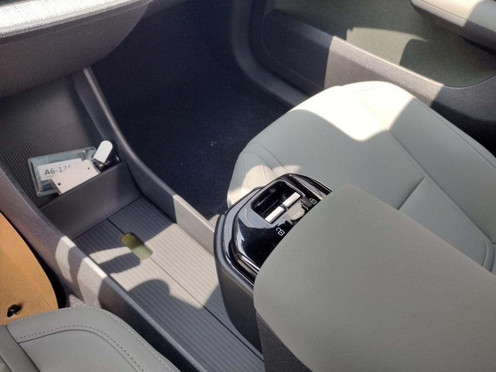 2025 VOLVO EX30 - Image 13