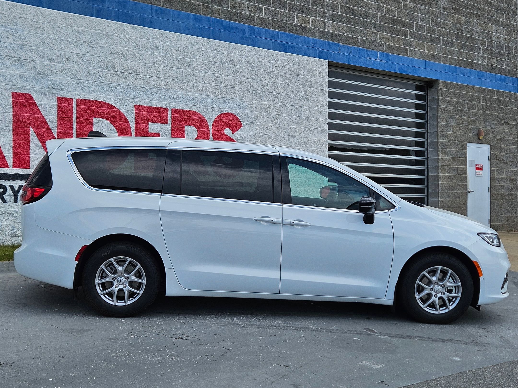 2026 Chrysler Pacifica photo 8