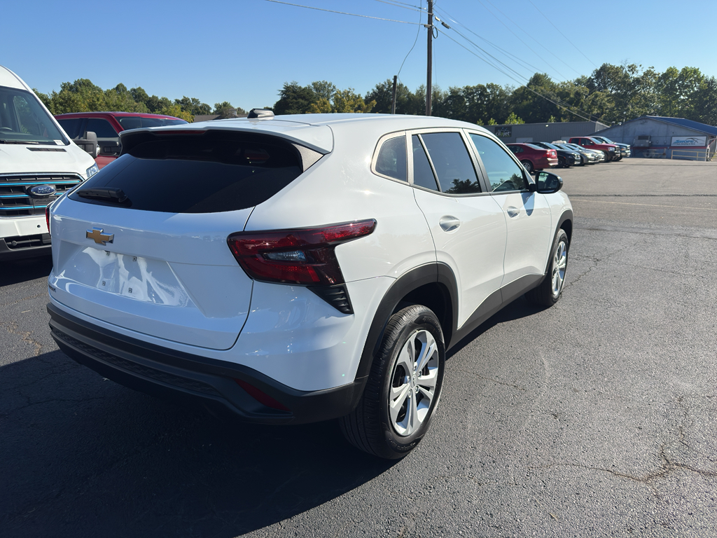 2024 Chevrolet Trax LS photo 3