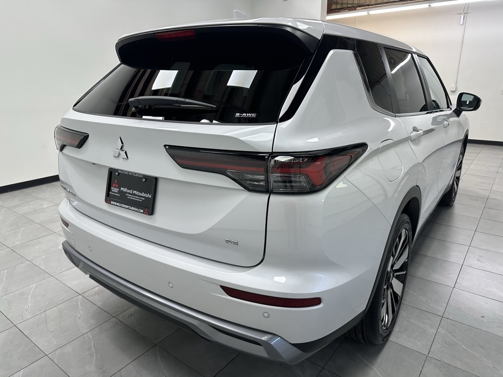 2025 Mitsubishi Outlander SE photo 4