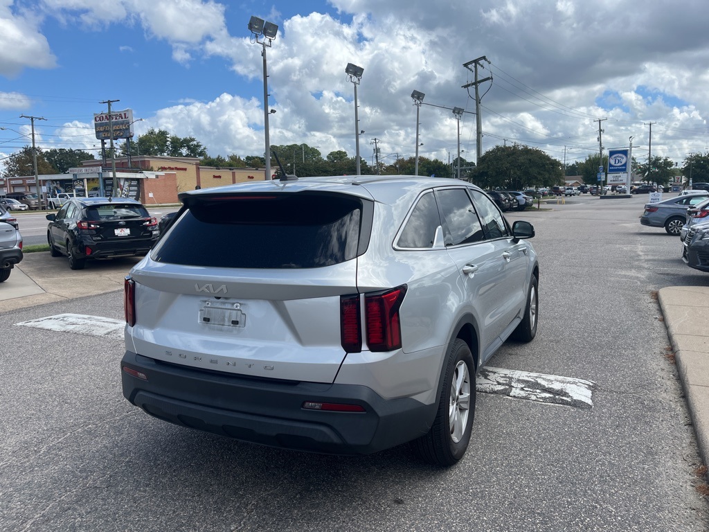 2022 Kia Sorento LX photo 4