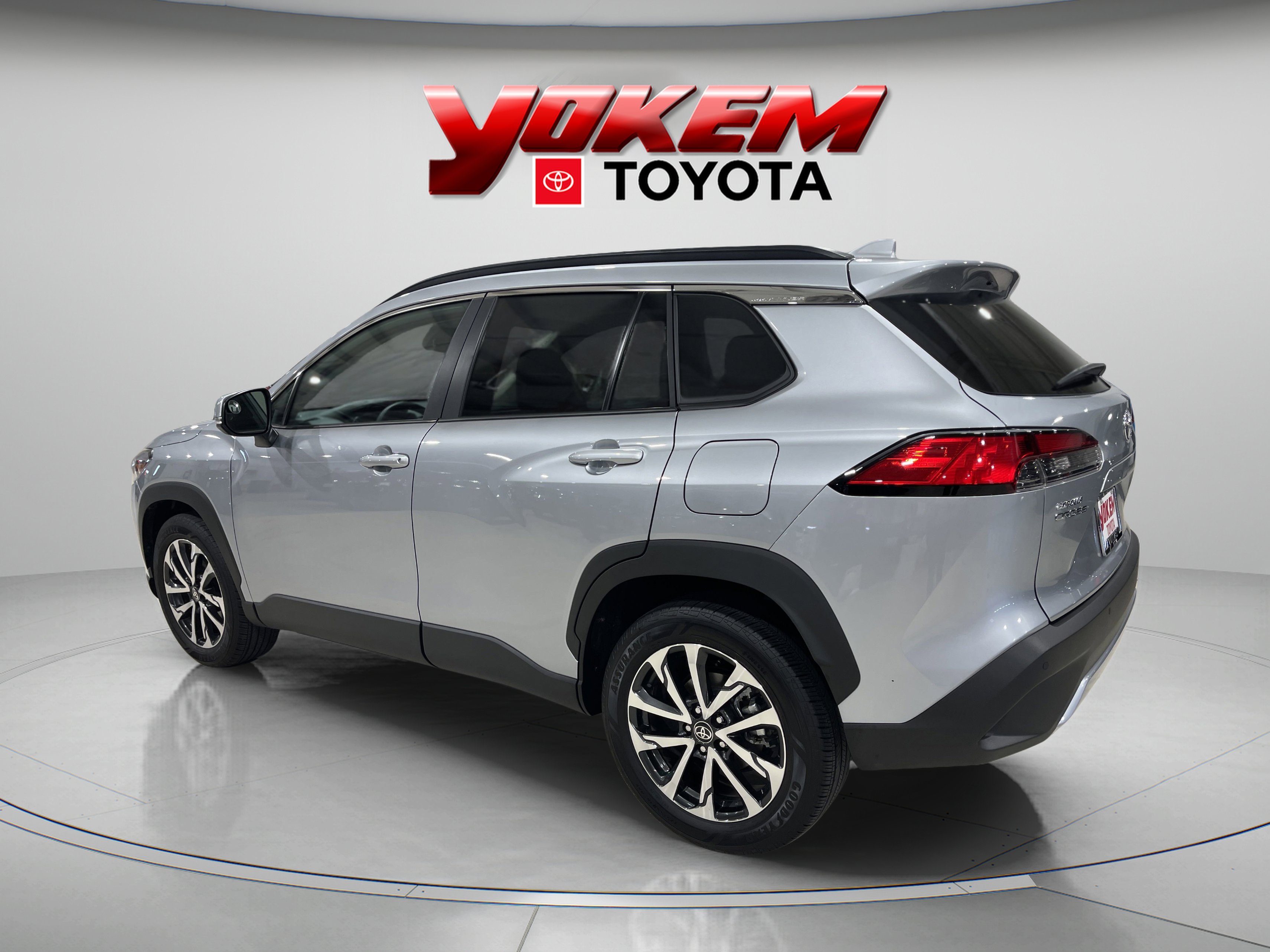 2023 Toyota Corolla Cross XLE photo 3