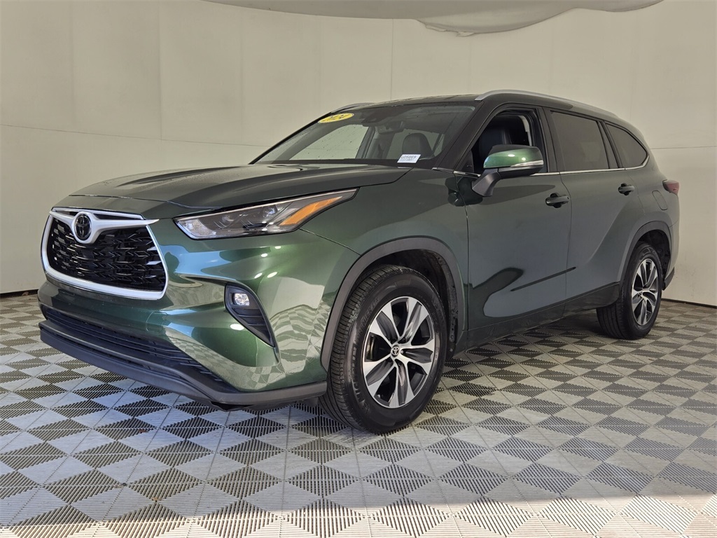 2024 Toyota Highlander LE photo 4