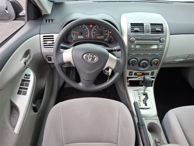 2011 Toyota Corolla LE photo 18