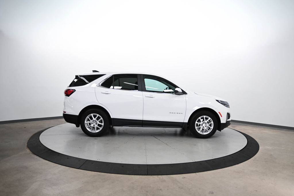 2022 Chevrolet Equinox LT photo 2