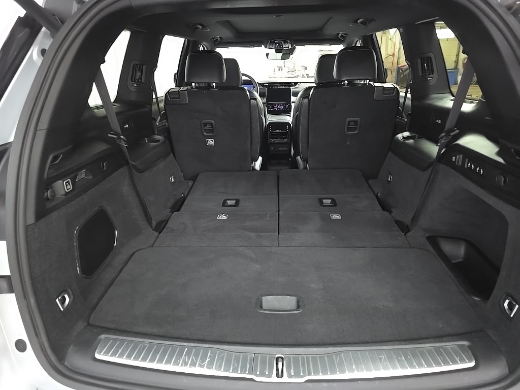 2023 Jeep Grand Cherokee Overland photo 12