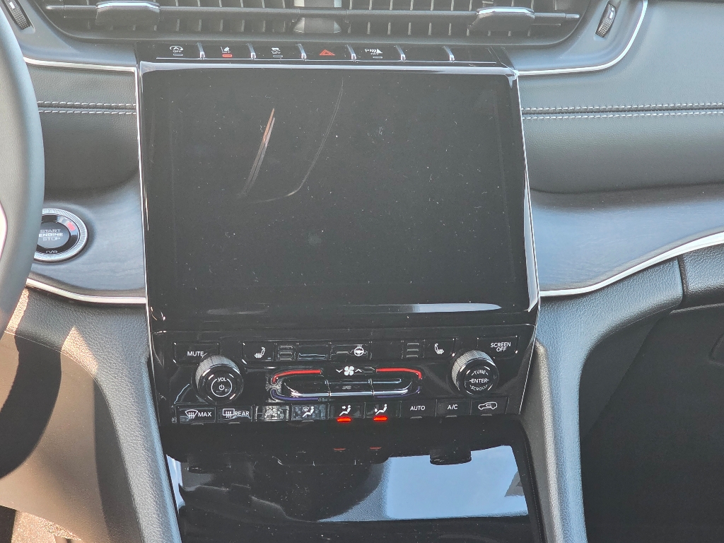 2025 Jeep Grand Cherokee Limited photo 3