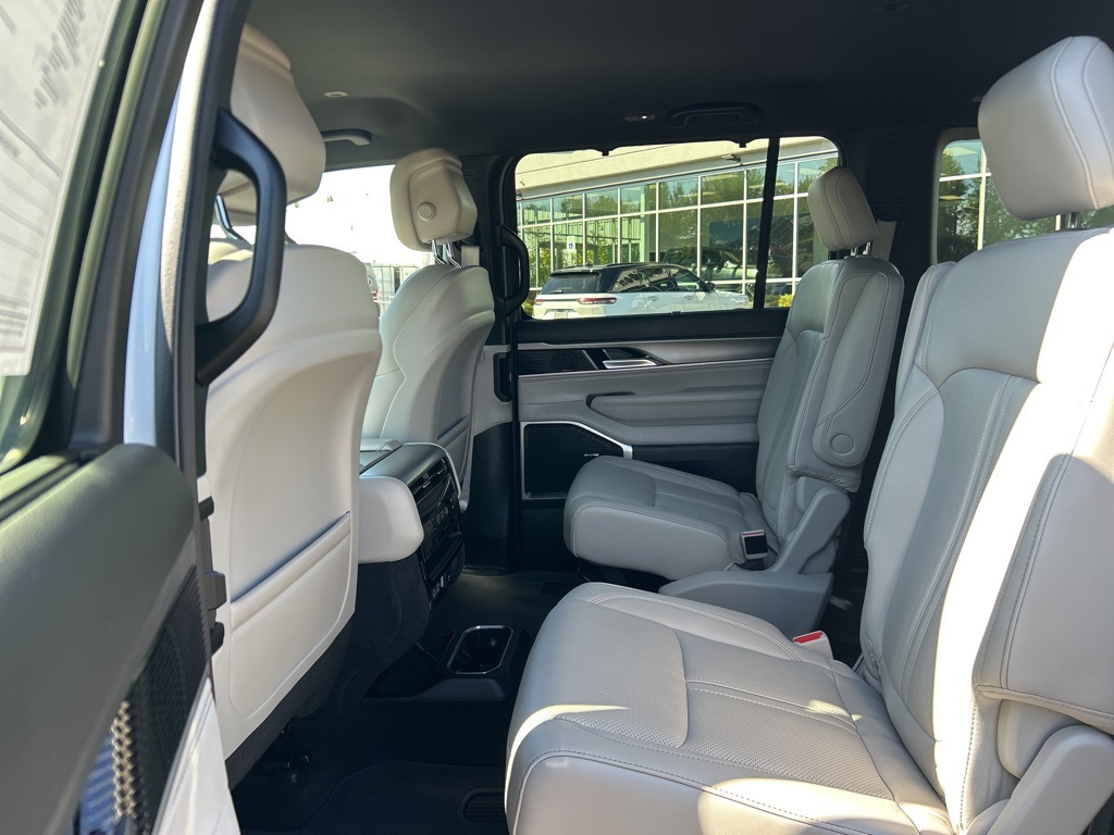 2025 Jeep Wagoneer L Series III photo 9