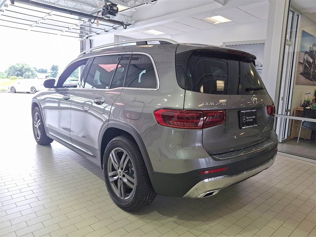2026 Mercedes Benz GLB 250 4MATIC photo 3