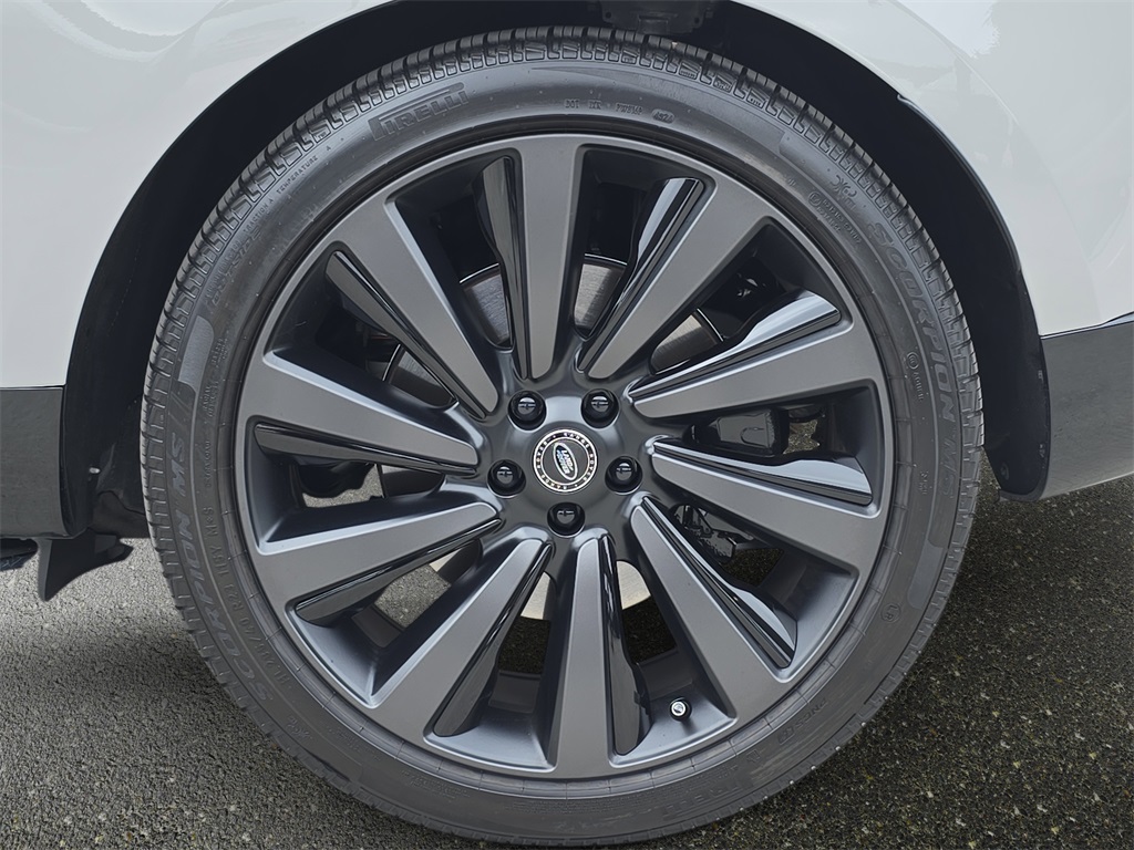2025 Land Rover Range Rover SV photo 31