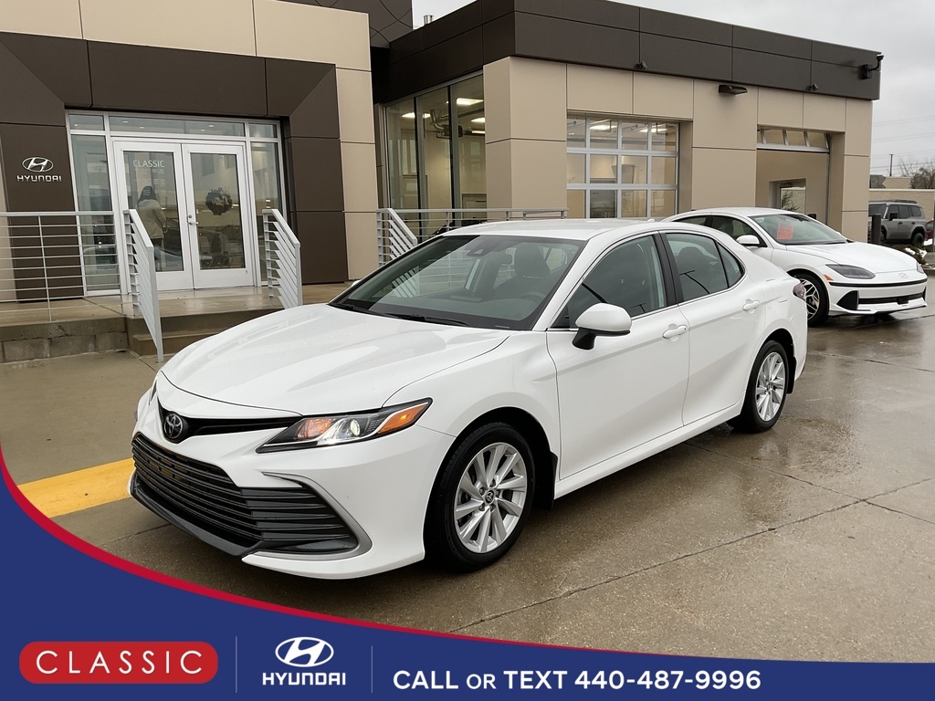 2023 Toyota Camry LE's photo