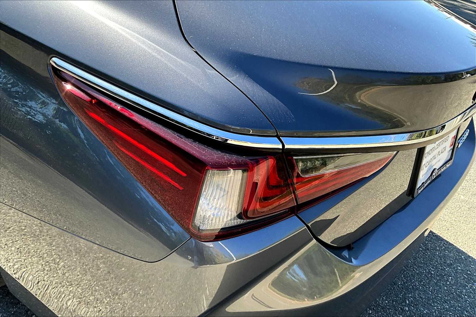 2019 Lexus ES Luxury photo 25