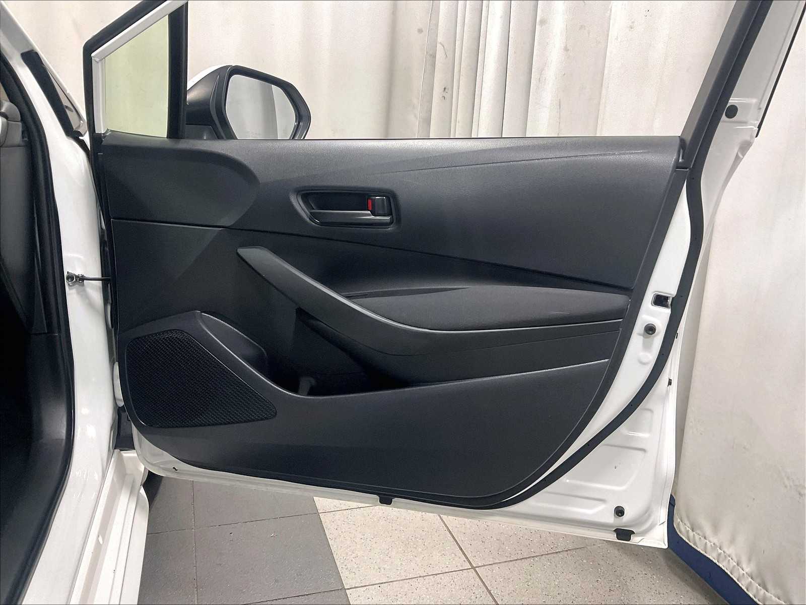 2022 Toyota Corolla LE photo 11