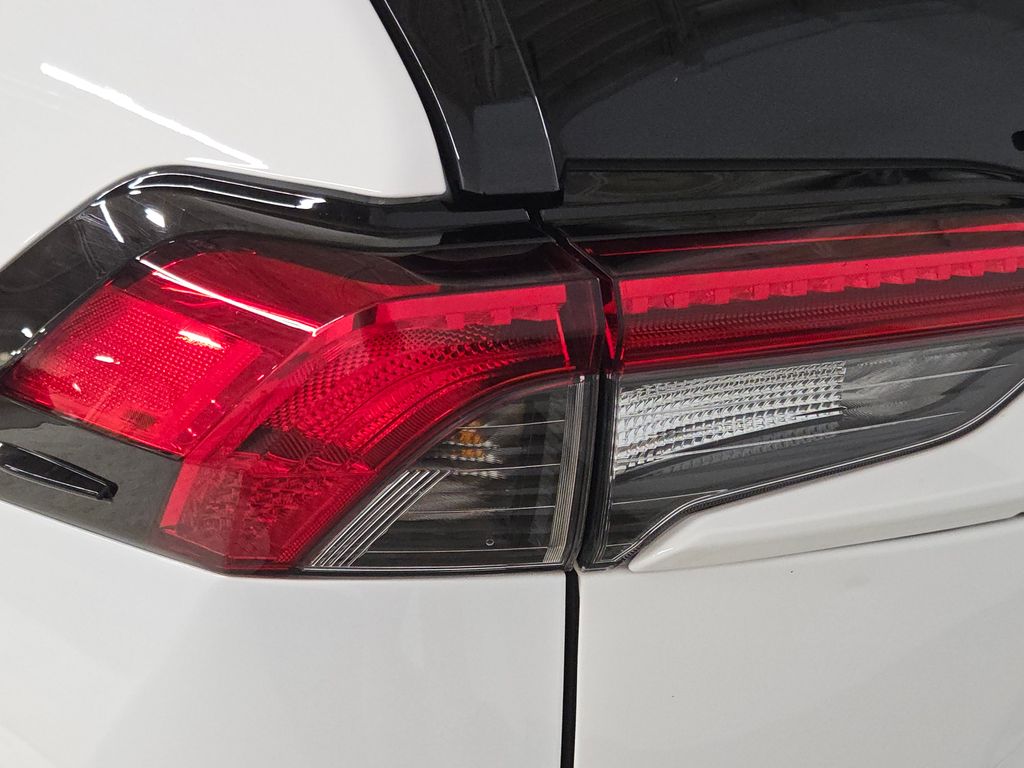 2023 Toyota RAV4 Hybrid XLE photo 12