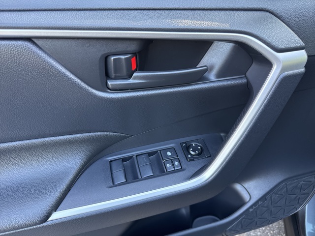 2022 Toyota RAV4 Hybrid LE photo 18
