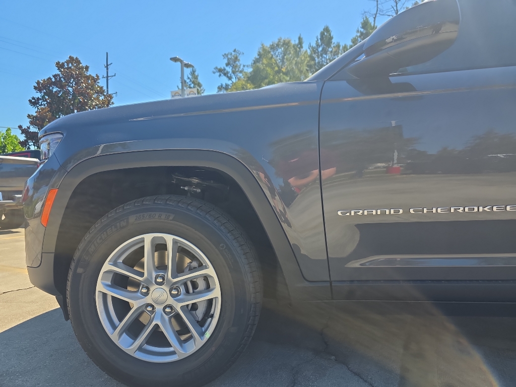2025 Jeep Grand Cherokee Laredo photo 4