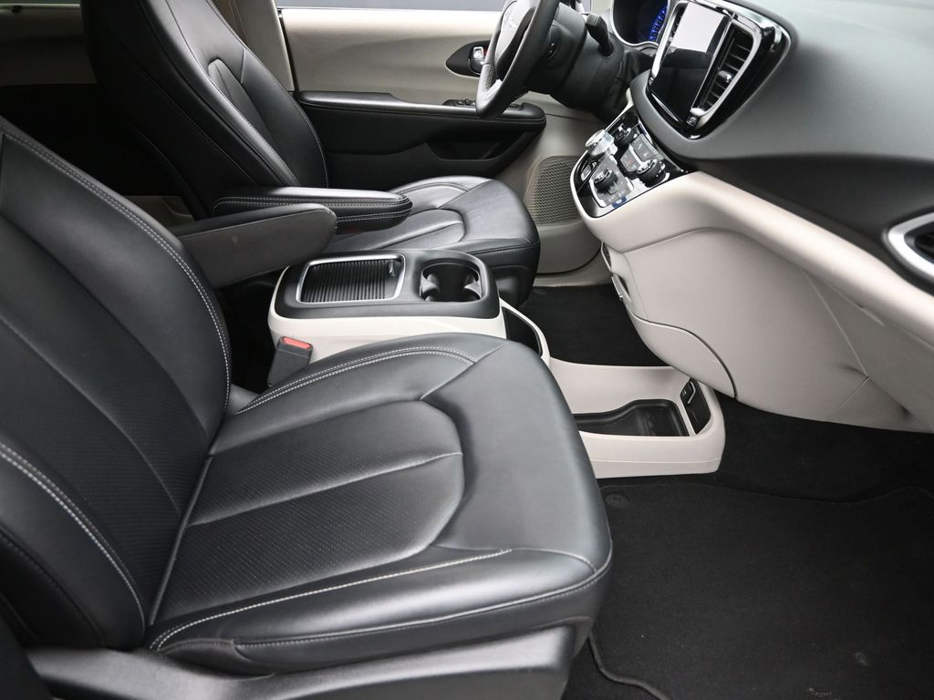 2024 Chrysler Pacifica Touring L photo 2