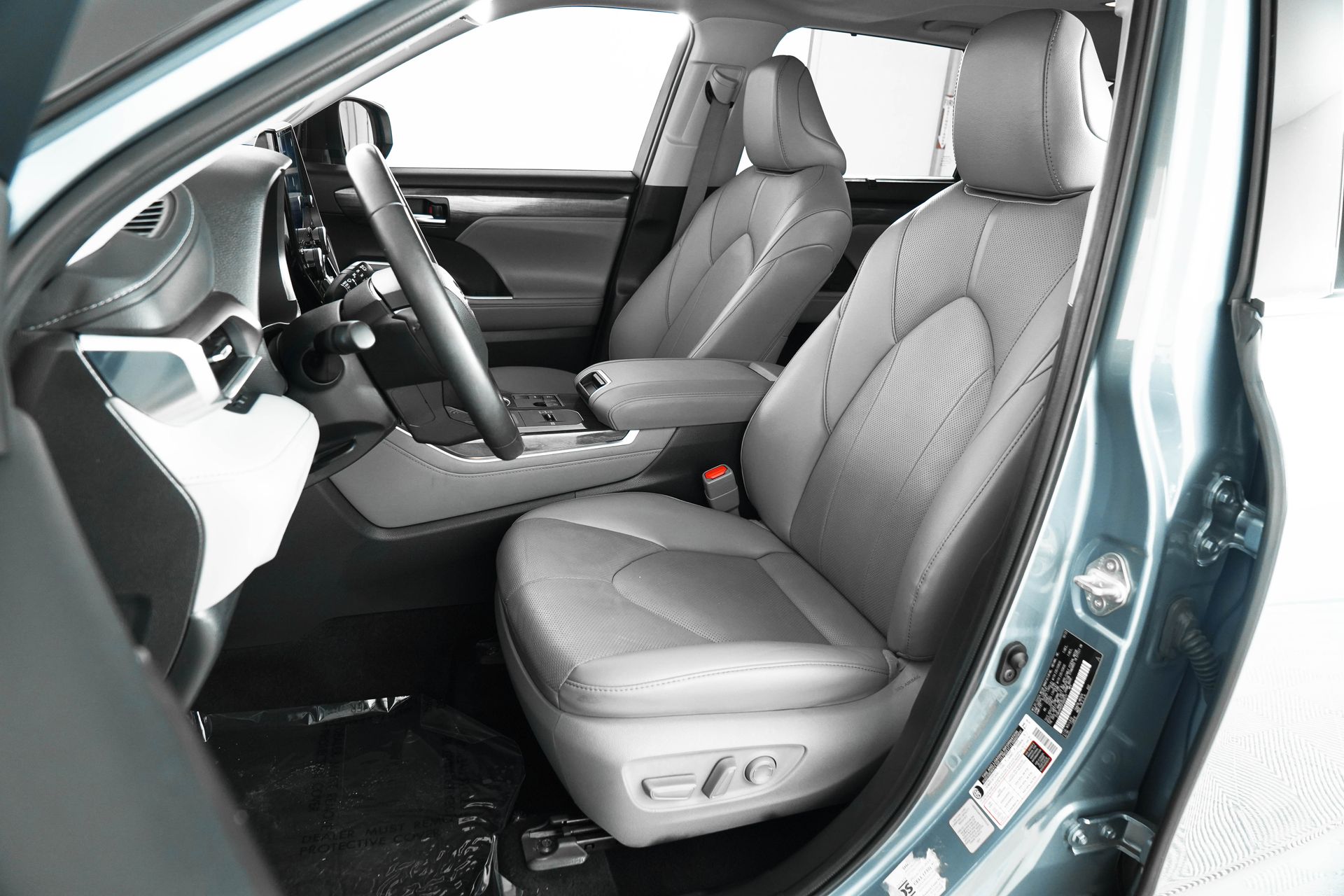 2023 Toyota Highlander L photo 12