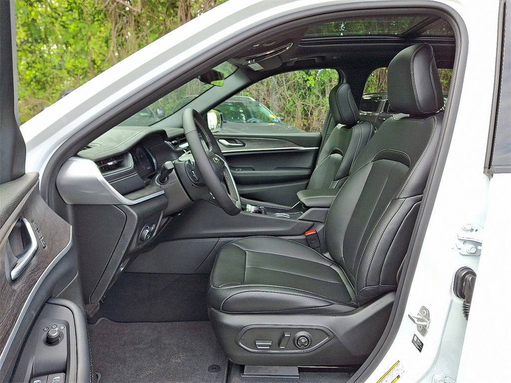 2025 Jeep Grand Cherokee Limited photo 4