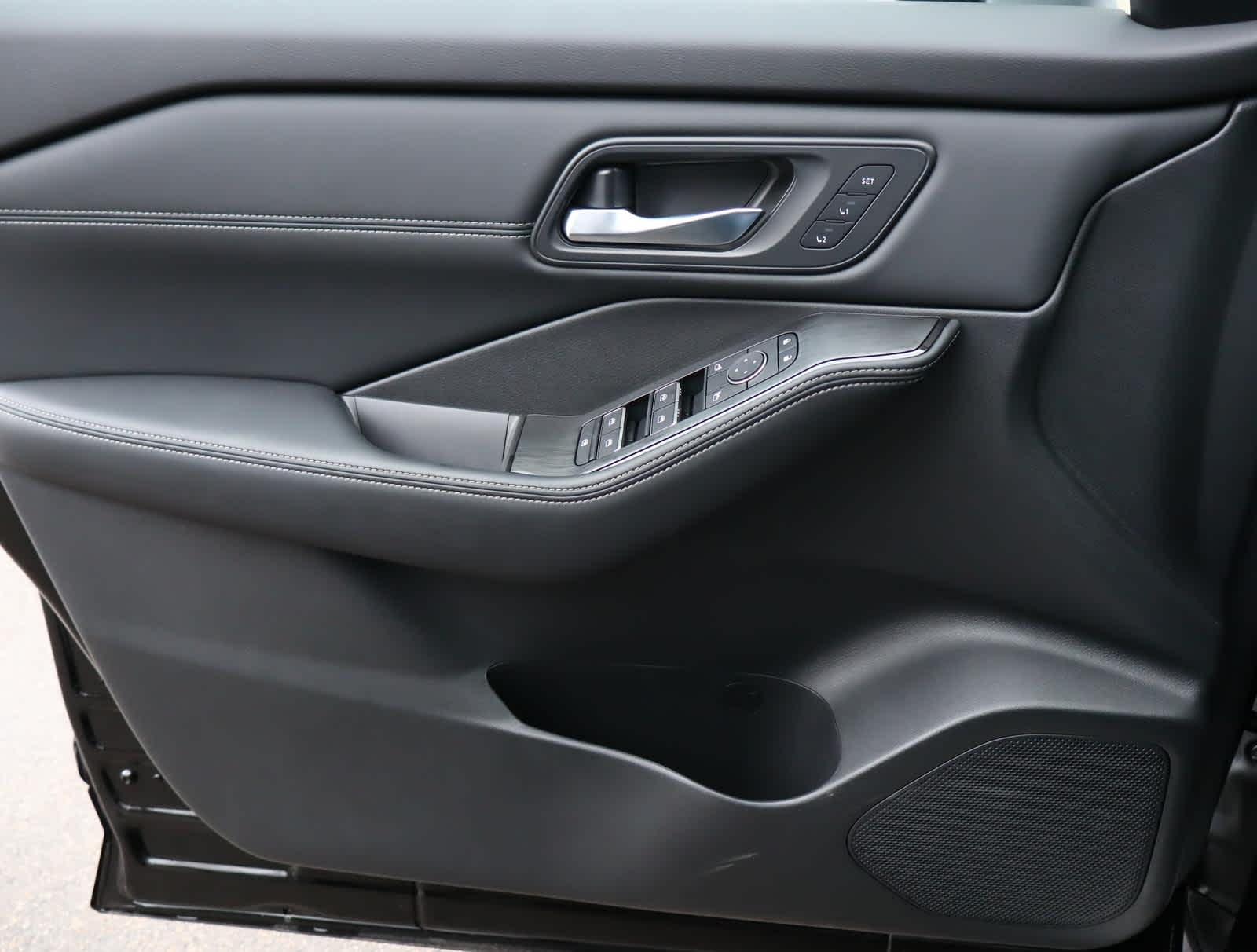 2025 Nissan Rogue SL photo 24