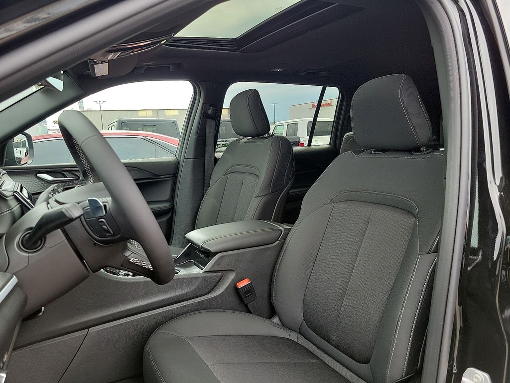 2025 Jeep Grand Cherokee Laredo X photo 12